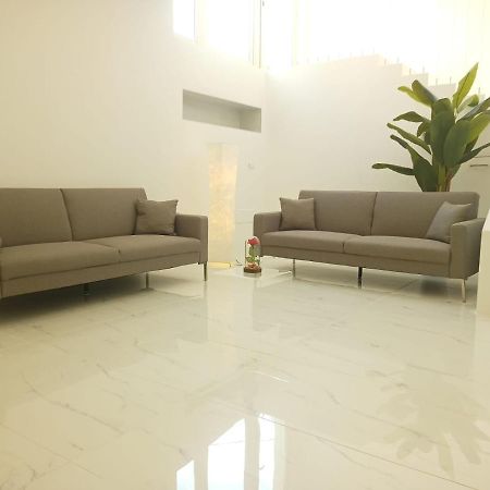Elegant Basement Suite โอโรเซย ภายนอก รูปภาพ