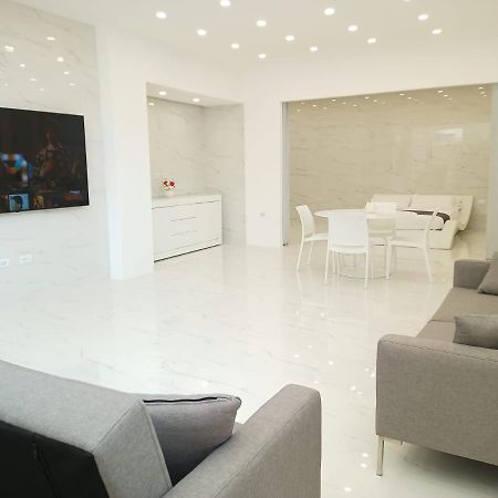 Elegant Basement Suite โอโรเซย ภายนอก รูปภาพ