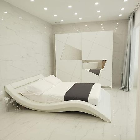 Elegant Basement Suite โอโรเซย ภายนอก รูปภาพ
