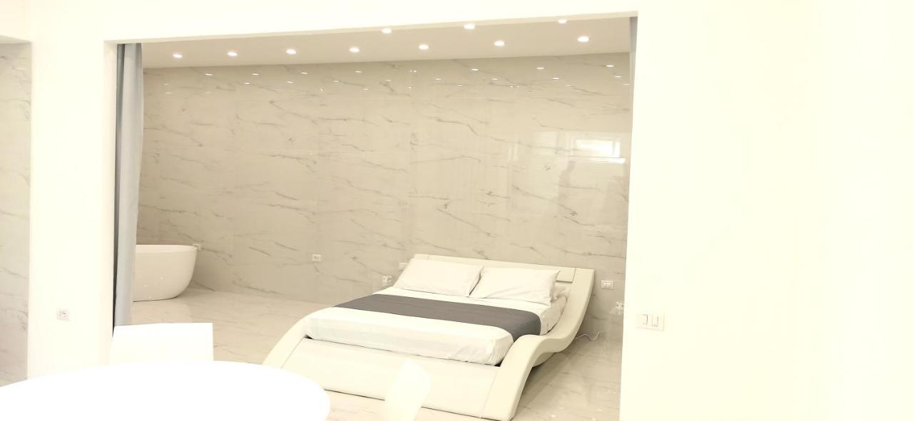 Elegant Basement Suite โอโรเซย ภายนอก รูปภาพ
