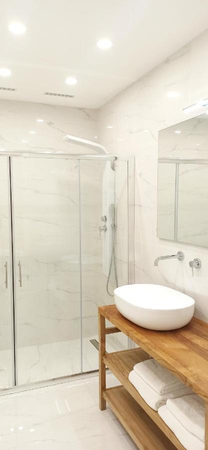 Elegant Basement Suite โอโรเซย ภายนอก รูปภาพ