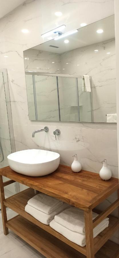 Elegant Basement Suite โอโรเซย ภายนอก รูปภาพ