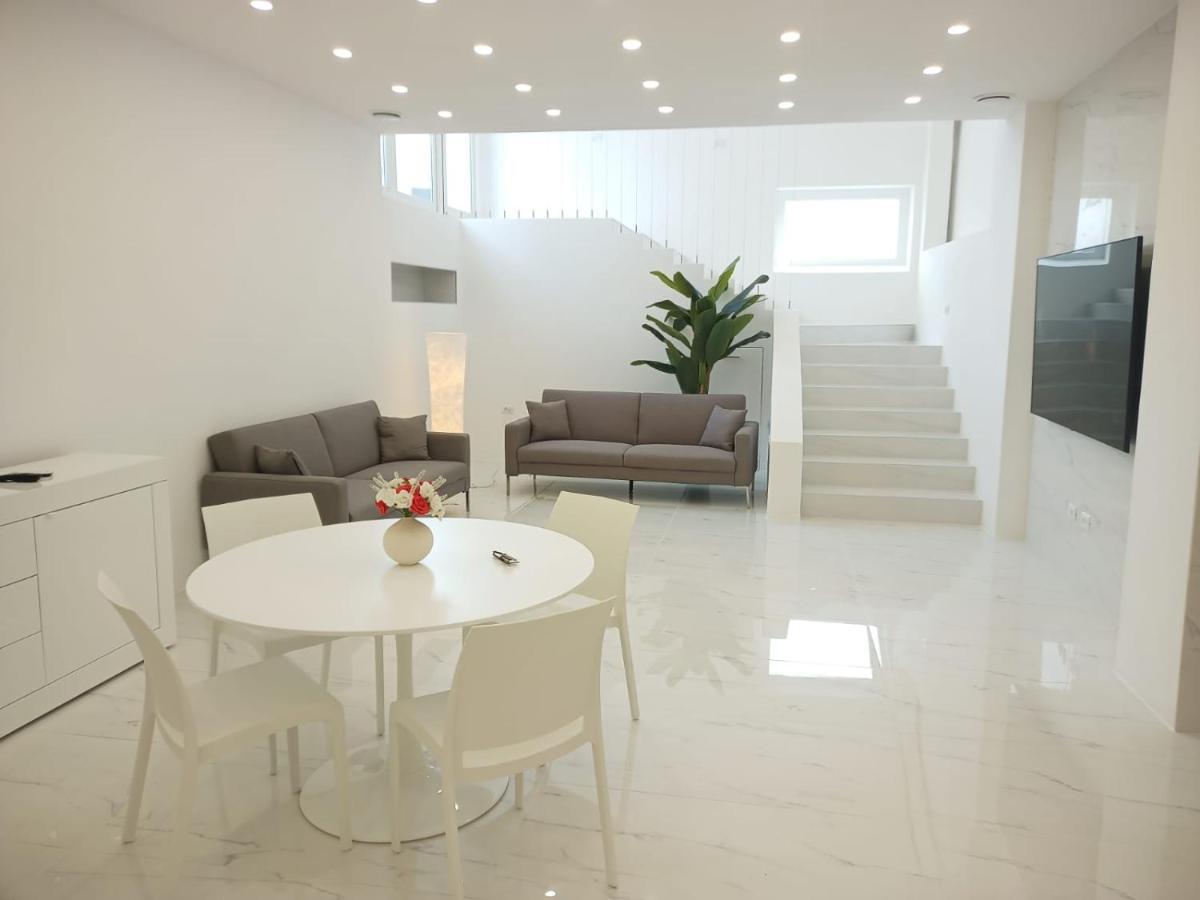 Elegant Basement Suite โอโรเซย ภายนอก รูปภาพ