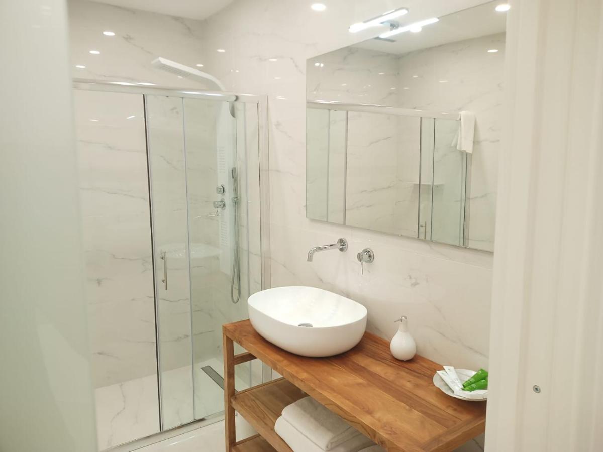 Elegant Basement Suite โอโรเซย ภายนอก รูปภาพ