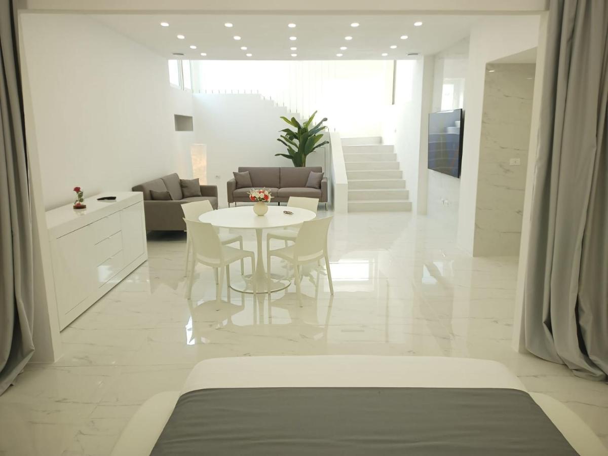 Elegant Basement Suite โอโรเซย ภายนอก รูปภาพ