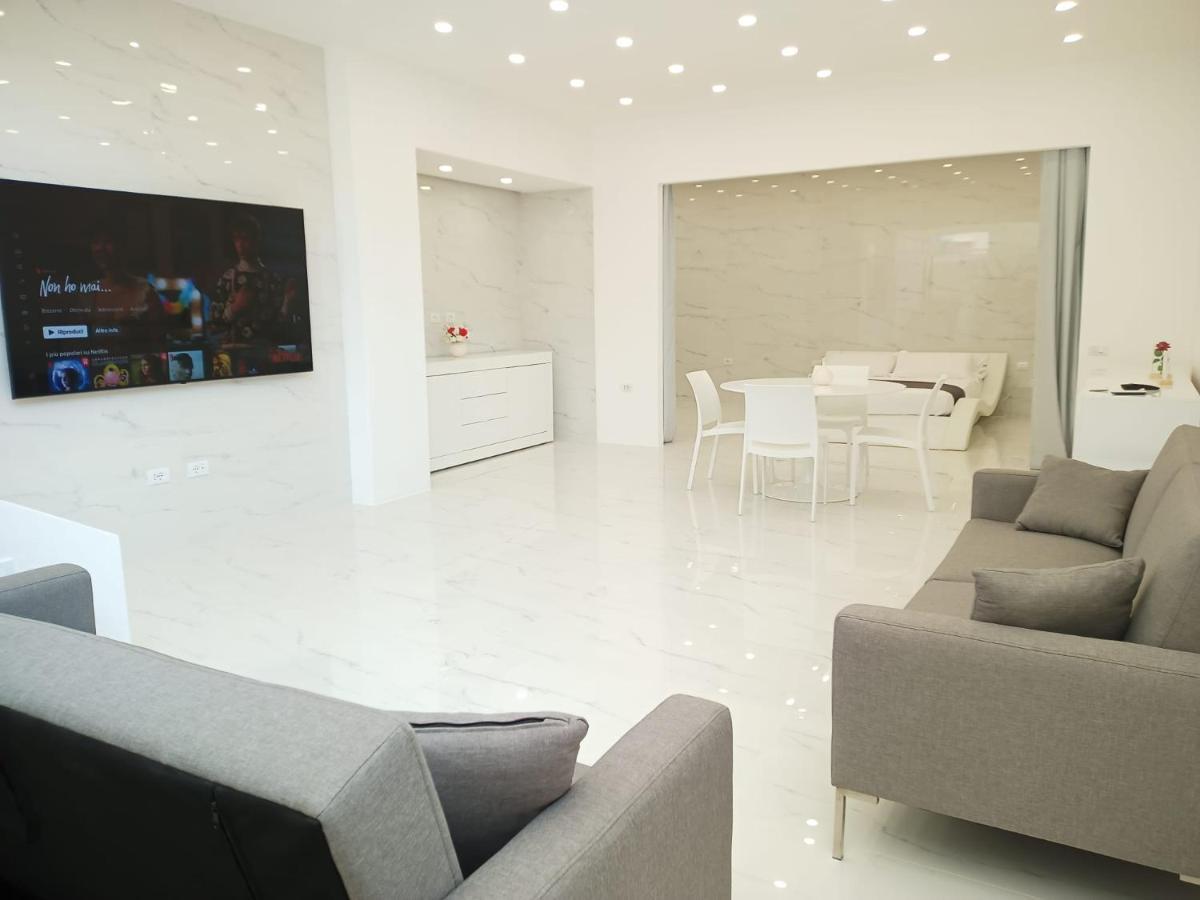 Elegant Basement Suite โอโรเซย ภายนอก รูปภาพ