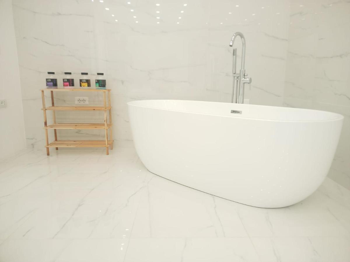 Elegant Basement Suite โอโรเซย ภายนอก รูปภาพ