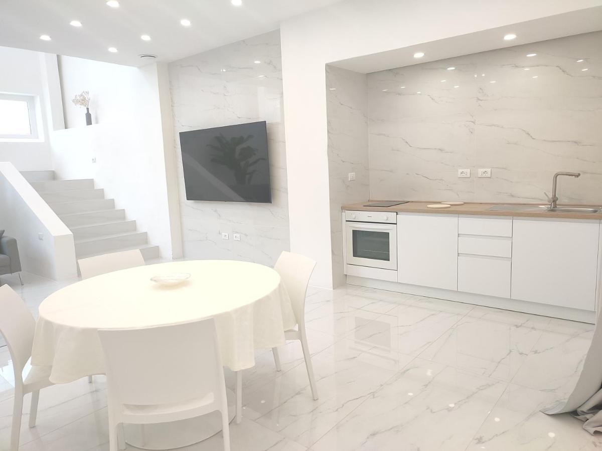 Elegant Basement Suite โอโรเซย ภายนอก รูปภาพ